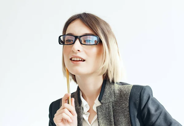 Жінка психолог в окулярах паперовий професійний — стокове фото