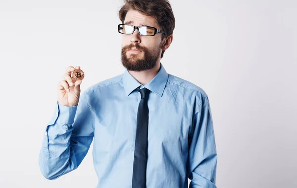 Діловий чоловік сорочки з краваткою криптовалюта технології фінанси — стокове фото