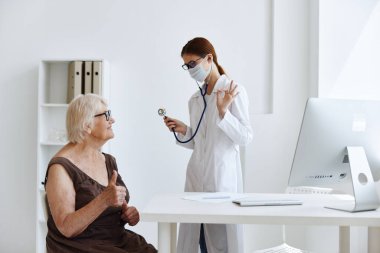 Tıbbi maskeli doktor hasta muayene uzmanı.