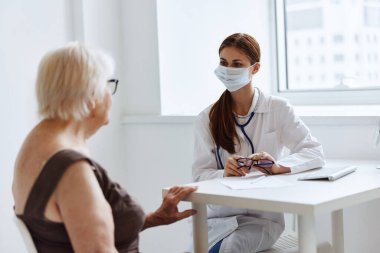 Tıbbi maskeli doktor. Hasta muayene uzmanı.