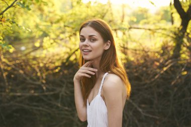 Beyaz elbiseli neşeli güzel kadın doğa ağaçları yaz mevsimi