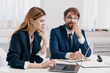 Meslektaşlar dizüstü bilgisayar ekibi teknolojisinde birlikte çalışırlar.