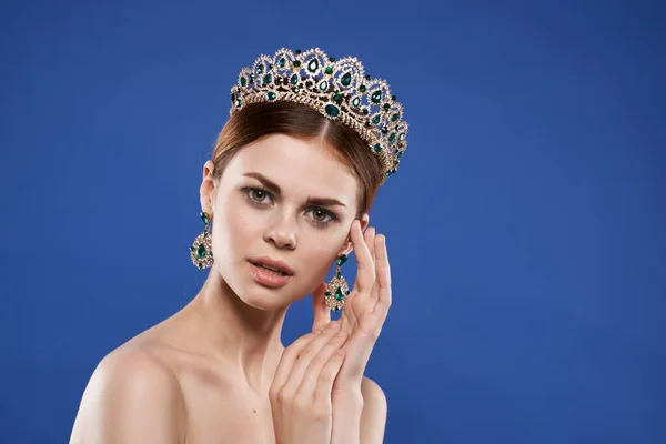 Principessa con una corona sulla testa trucco modello mano gesto sfondo blu — Foto Stock