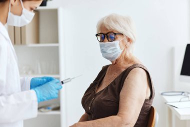 Kadın doktor şırınga enjeksiyonu aşı pasaport dokunulmazlığı