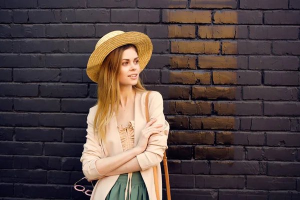 Bella donna all'aperto a piedi moda estate nero muro di mattoni — Foto Stock