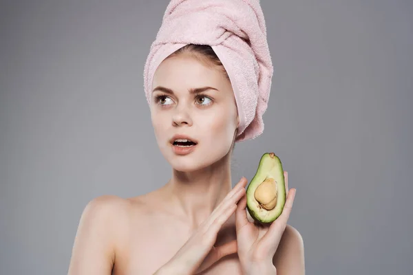 Mulher bonita com ombros nus vitaminas de abacate fruta exótica — Fotografia de Stock