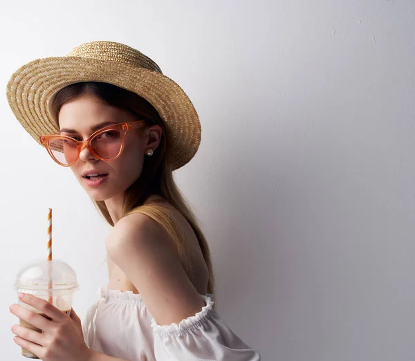 Jolie femme boire avec une paille luxe Studio — Photo