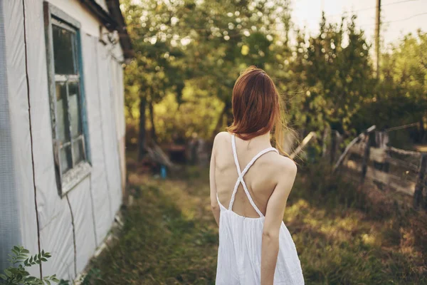 Frau in weißem Kleid im Freien lustiges Dorf — Stockfoto