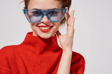 Güzel kadın modern tarz güneş gözlüğü arka planı