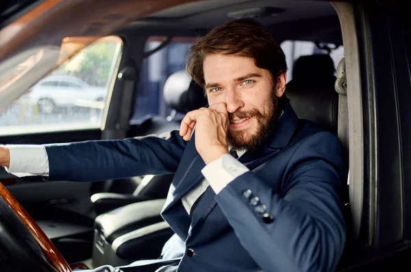 Skäggig man i kostym i bil resa till jobbet självförtroende — Stockfoto