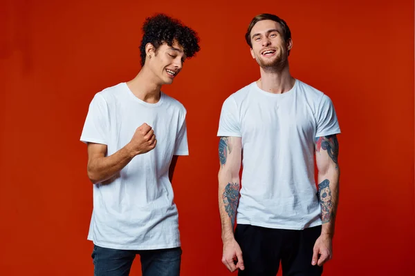 Divertente due amici in bianco t-shirt posa Studio — Foto Stock