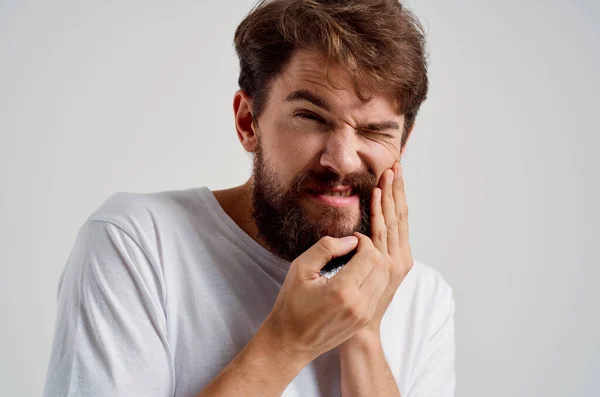 Emotivo problema dentale uomo trattamento odontoiatrico sfondo isolato — Foto Stock