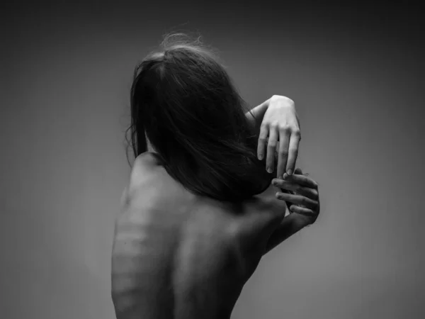 검은 색 과 흰색 사진을 포즈를 취한 벌거벗은 몸의 여자의 뒤에서 — 스톡 사진