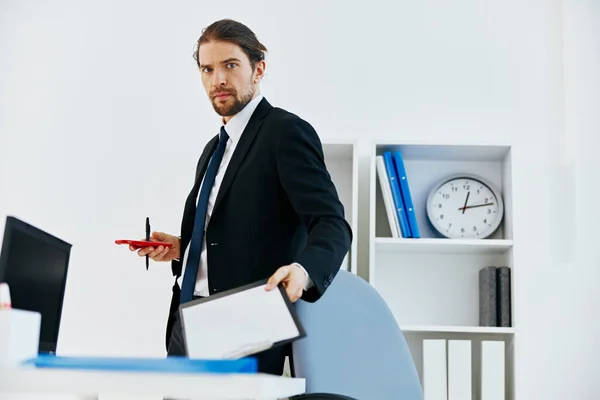 Gerente segurando um telefone tecnologias de escritório — Fotografia de Stock