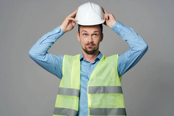 Construtor masculino em um capacete branco engenheiro de segurança isolado fundo — Fotografia de Stock