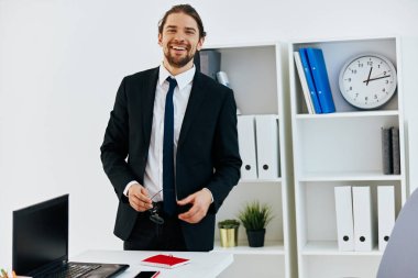 Takım elbiseli bir adam telefon ofisi yaşam tarzını elinde tutuyor.