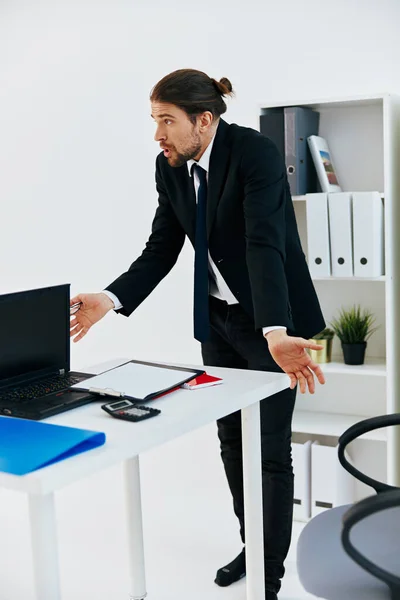 Hombre de negocios sosteniendo una oficina telefónica ejecutiva — Foto de Stock