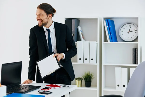 Homme en costume tenant un dirigeant de bureau de téléphone — Photo