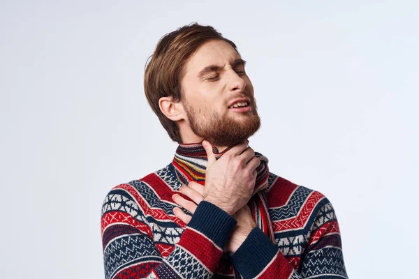 Homem doente suéter problemas de saúde gripe infecção isolado fundo — Fotografia de Stock