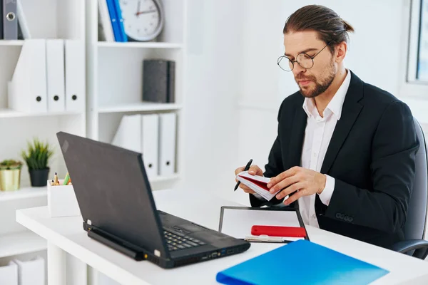 Mann im Anzug telefoniert mit Laptop — Stockfoto