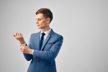 Takım elbiseli yakışıklı iş adamı kendine güvenen iş yöneticisi