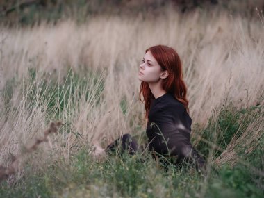 Tarladaki kadın çim tatilinde yatıyor.