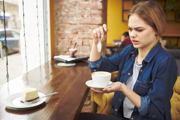커피를 마시며 휴식을 취하는 카페의 한 아름다운 여성 — 스톡 사진