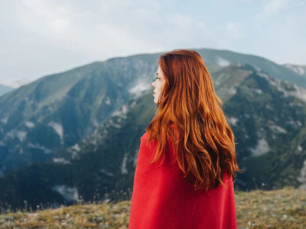 Kobieta w górach dom natura czerwony krata fajne podróże — Zdjęcie stockowe