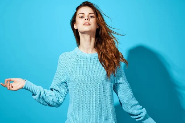 Retrato de una mujer en un suéter azul fondo azul Estilo de vida —  Fotos de Stock