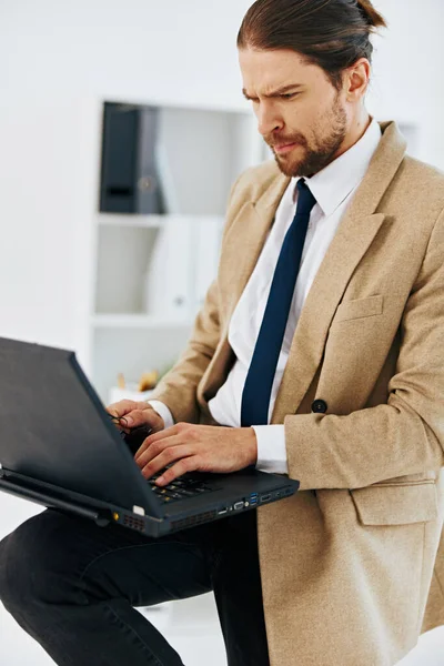 Homem na moda segurando um telefone laptop estilo de vida de escritório — Fotografia de Stock