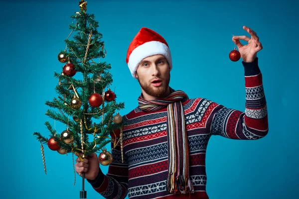 Noel 'de beyaz bir poster stüdyosunda poz veren yakışıklı bir adam. — Stok fotoğraf