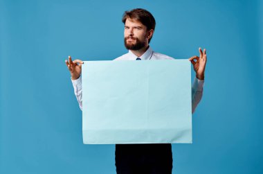 İş adamları mavi sayfa sunumu izole edilmiş arka plan reklamları