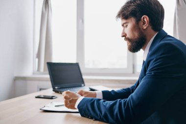 Ofis duygularında bir dizüstü bilgisayar için çalışan yönetici.