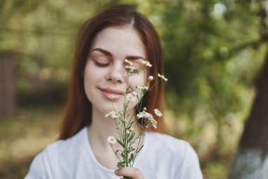 Kadın kır çiçekleri doğa temiz hava