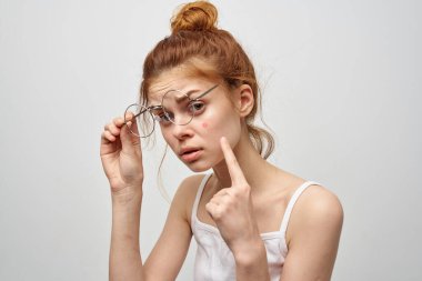 Yüzünde sivilce olan şaşırmış kadın dermatolojisi temiz cilt tedavisi