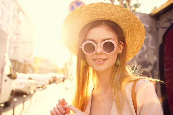 Ładna kobieta odkryty spacer moda lato Styl życia — Zdjęcie stockowe
