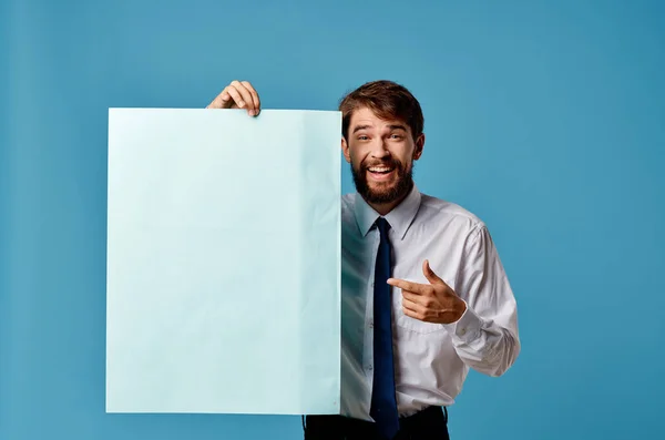 Vrolijke man blauwe banner kopie-ruimte reclame presentatie geïsoleerde achtergrond — Stockfoto