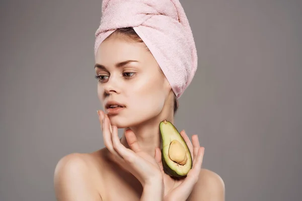 Mulher com uma toalha na cabeça com vitaminas de frutas fundo isolado — Fotografia de Stock