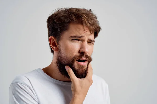 수염을 기른 남자 치과 치료에 대한 빛의 배경 — 스톡 사진