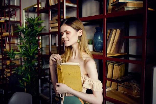 Όμορφη γυναίκα με ένα βιβλίο στα χέρια ενός cafe αναψυχή — Φωτογραφία Αρχείου