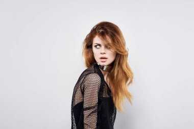 Güzel kadın çekici görünüyor modern tarz mücevher duyguları soyutlanmış arka plan