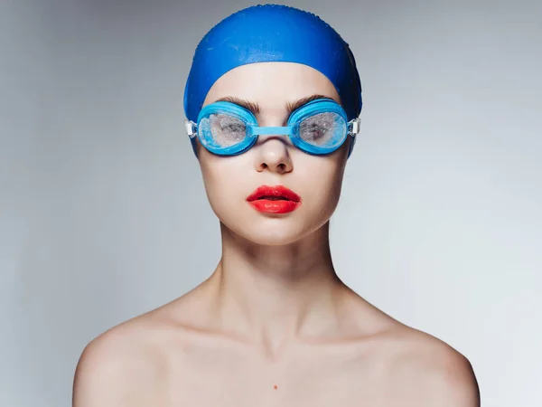 Sportif kadın kırmızı dudaklar profesyonel yüzme sporu — Stok fotoğraf