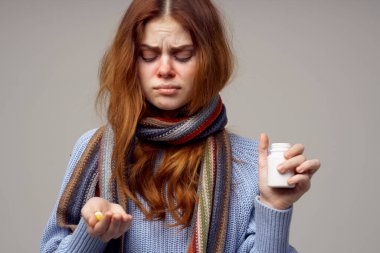 Kızıl saçlı kadın boyun boyun atkısı hapları.