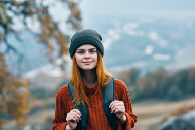 Kadın turist sırt çantası sonbahar seyahatinde.