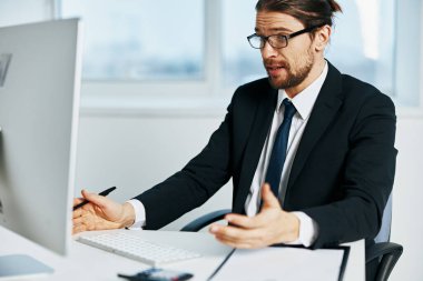 Masaüstü bilgisayar teknolojisi yakınında bir iş adamı