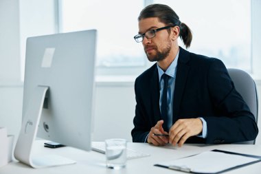 Takım elbiseli bir adam bilgisayar teknolojilerinde çalışıyor.