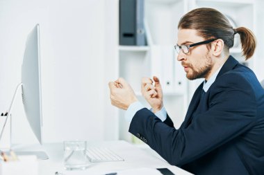 Gözlüklü iş adamı masa başı müdürü.