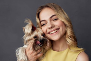 Güzel bir kadın, küçük bir köpek makyajıyla...