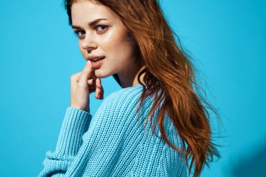 Güzel kadın çekiciliği mavi arka plan yaşam tarzı