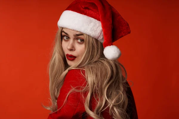 Femme émotionnelle santa chapeau Noël vacances luxe — Photo